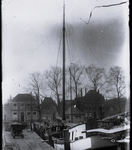 24516 Opname van een schip aangemeerd aan de kade bij Groot Weezenland in Zwolle waar een ongeval met W. Veldkamp heeft ...