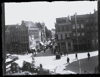 24519 Opname van de Grote Markt in Zwolle genomen vanuit de bovenverdieping van De Harmonie, met linksonder ...