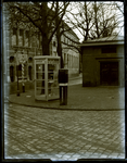24520 Opname van een telefooncel, een politiezuil en een elektriciteitshuisje op het Gasthuisplein in Zwolle, 1925 - 1930