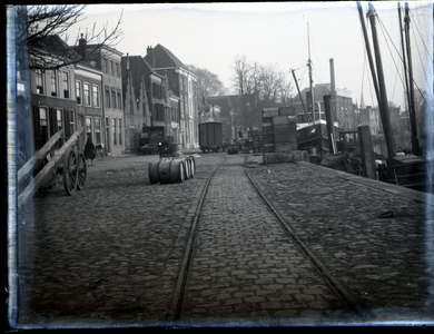 24538 Opname van tramrails op de Thorbeckegracht in Zwolle met rechts aangemeerde schepen, 1925 - 1930