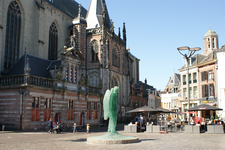 25053 Opname van de Hoofdwacht en de Grote of Sint Michaëlskerk op de Grote Markt in Zwolle met in het midden het ...