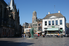 25054 Opname van de Hoofdwacht en de Grote of Sint Michaëlskerk op de Grote Markt in Zwolle met in het midden het ...