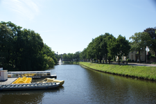 25055 Opname van de stadsgracht in Zwolle met links een botenverhuur en rechts de Burgemeester Van Roijensingel, 05-08-2013