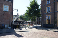 25065 Opname van een terras op de Melkmarkt in Zwolle gezien vanaf het Rodetorenplein, 05-08-2013