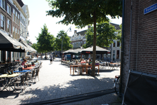 25066 Opname van een terras op de Melkmarkt in Zwolle gezien vanaf het Rodetorenplein, 05-08-2013