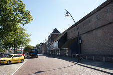25068 Opname van de Buitenkant in Zwolle met een stuk stadsmuur, 05-08-2013