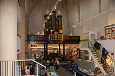 25073 Opname van het interieur van de boekenwinkel 'Waanders in de Broeren' in de Broerenkerk in Zwolle met op de ...