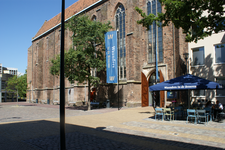25075 Opname van de buitenkant van de boekwinkel 'Waanders in de Broeren' in de Broerenkerk in Zwolle, 05-08-2013