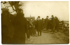 23824 Opname van het bezoek van Koningin Wilhelmina aan de plaats van de doorbraak van de Zalkerdijk in Zalk, 00-01-1926
