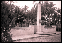 24339 Opname van een militaire begraafplaats met een monument, 1946