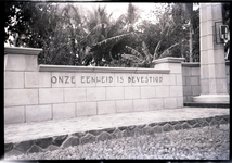 24340 Opname van een militaire begraafplaats met een monument, 1946
