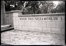 24341 Opname van een militaire begraafplaats met een monument, 1946 - 1950