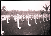 24342 Opname van een militaire begraafplaats met een monument, 1946 - 1950