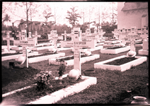 24343 Opname van een militaire begraafplaats met een monument, 1946 - 1950