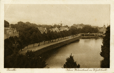 1008 PBKR6601 Luchtfoto van het Klein Wezenland (vanaf 1933 Burgemeester van Roijensingel) met stadsgracht. Van links ...