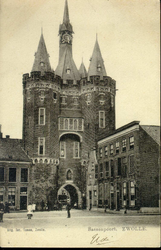 1019 PBKR3158 De Sassenpoort, gezien vanaf het Van Nahuysplein. De poort is in 1898 gerestaureerd en van een gotisch ...