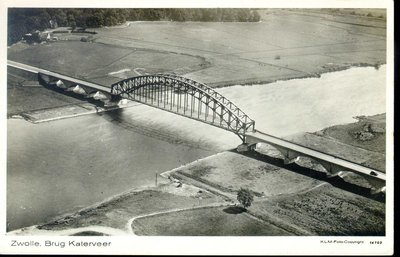 1087 PBKR4296 Luchtfoto van de IJsselbrug, ca. 1933. Gezien vanuit het Zuid-westen. Linksboven de boerderij van H. ...