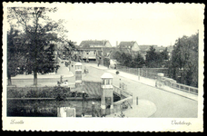 1165 PBKR5456 Vechtbrug (basculebrug gebouwd 1928) naar Vechstraat gezien. Links Rhijnvis Feithlaan), rechts tuin Huize ...