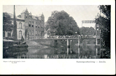 1238 PBKR3202 Zicht vanuit het nooroosten op de Sassenpoortenbrug (ophaalbrug 1861-1907) en de Burg. van Roijensingel ...