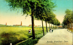 1341 PBKR4915 Gezicht op Zwolle vanaf Frankhuis, 1905-1910. Het geheel biedt een zeer landelijk beeld: een weg met ...