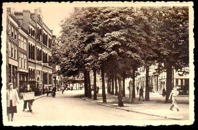 1382 PBKR5492 Melkmarkt, links gebouw van Tijl drukkerij Zwolse Courant, ca. 1950. Man op transport fiets., 1950-00-00