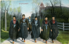 1420 PBKR6082 Ingekleurde prentbriefkaart van vrouwen in klederdracht, met op de achtergrond de Hervormde Kerk uit ...