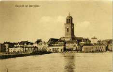 1432 PBKR6095 Zicht op Deventer vanaf de overkant van de IJssel, met de schipbrug en de Grote of Lebuïnuskerk. De ...