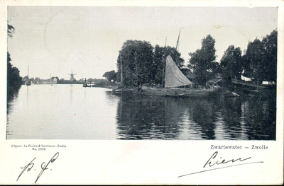 1523 PBKR4377 Zwartewater, ca. 1904. Gezicht vanaf het Rodetorenplein op het Zwartewater. Links is het hekwerk te zien ...