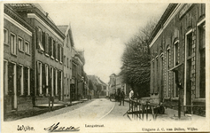 1625 PBKR6108 De Langstraat in zuidelijke richting. Rechts vooraan het voormalige gemeentehuis, anno 2013 bibliotheek. ...