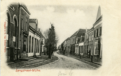 1629 PBKR6112 De Langstraat, gezien vanaf het noorden, vanaf de Nieuwendijk. Aan de rechterkant de torenspits van de ...