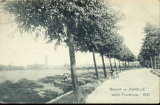 1746 PBKR4420 Gezicht op Zwolle vanaf Frankhuis, 1905-1910. Het geheel biedt een zeer landelijk beeld: een weg met ...