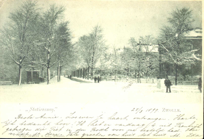 180 PBKR3588 De Stationsweg in de sneeuw in 1898 gezien in de richting van de stadsgracht. Links een kiosk., 00-00-1898