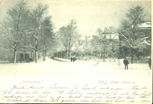 180 PBKR3588 De Stationsweg in de sneeuw in 1898 gezien in de richting van de stadsgracht. Links een kiosk., 1898-00-00