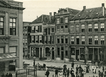 1867 PBKR6171 Panoramafoto van de noordzijde van de Melkmarkt en de Grote Markt, met rails van de paardentram, en het ...