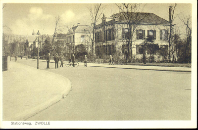 189 PBKR3597 Een in 1925 van bomen ontdane Stationsweg in de richting van de stadsgracht, ca. 1930. Uiterst rechts ...