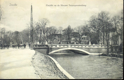 1906 PBKR3328C Sassenpoortenbrug (vaste brug gereed 1908, ontworpen door stadsarchitect L. Krook), links Groot ...