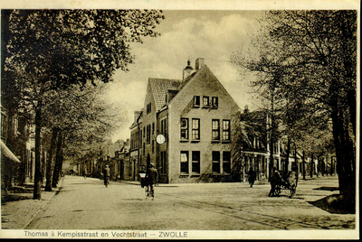 1928 PBKR3885 Gezicht op de splitsing Thomas a Kempisstraat (links) en Vechtstraat (rechts) met man achter handkar. In ...