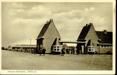 1943 PBKR3900 Oostelijke gevelwand met hoofdingang van de Nieuwe (1934) Veemarkt te Zwolle, 1934-00-00