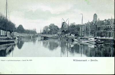 214 PBKR4157 Willemsvaart bij de Emmawijk (rechts) gezien naar de Keersluisbrug die open wordt gedraaid. Een aantal ...