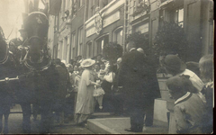 2156 PBKR4476 Koningin Wilhelmina betreedt (op 27 mei 1921), zojuist de koets verlaten, Melkmarkt 53 het Vrouwenhuis, ...
