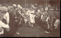 2161 PBKR4481 Koninklijk Bezoek Zwolle 27-30 mei 1921. Koningin Wilhelmina en Prinses Juliana bezoeken de kinderspelen, ...