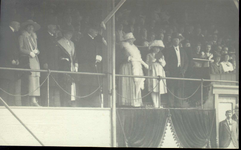 2162 PBKR4482 Koninklijk bezoek, 28 mei 1921, rechts staan Koningin Wilhelmina, Prinses Juliana en Prins Hendrik op de ...