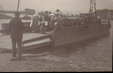2168 PBKR4488 Koninklijk bezoek, 27 mei 1921. Aankomst van de Katerveerpont met staande voorop de Koninklijke gasten ...