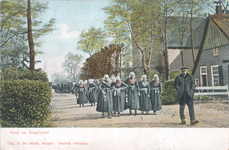 2260 PBKR5668 Dorpsgezicht op zondag in Staphorst. Kerkgangers, voornamelijk vrouwen, in traditionele dracht zijn te ...