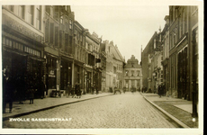 2313 PBKR3379 Gezicht in de Sassenstraat vanaf de Grote Kerk, ca. 1923. Links Sassenstraat 11 Magazijn Tamse ...