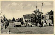 2367 PBKR3969 Overweg van het Kamperlijntje in de Veerallee met spoorbomen loodrecht omhoog, ca. 1935-1939. Een ...