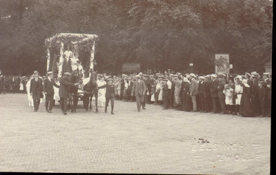 2380 PBKR4520 Koninklijk bezoek op 27 mei 1921: rondleiden van een praalwagen waarop in het wit geklede jonge meisjes ...