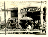 2406 PBKR4546 Bezoek prinses Juliana aan Zwolle op 4 en 5 september 1945, op bordes Hotel Wientjes Stationsweg 7, met ...