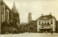 2470 PBKR5698 Oude ansichtkaart van de Grote Markt te Zwolle aan het begin van de 20e eeuw. Links mensen op de fiets. ...