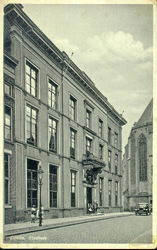 2534 PBKR3420 Gezicht op de voorgevel van het stadhuis in de Sassenstraat 2, ca. 1935., 1935-00-00